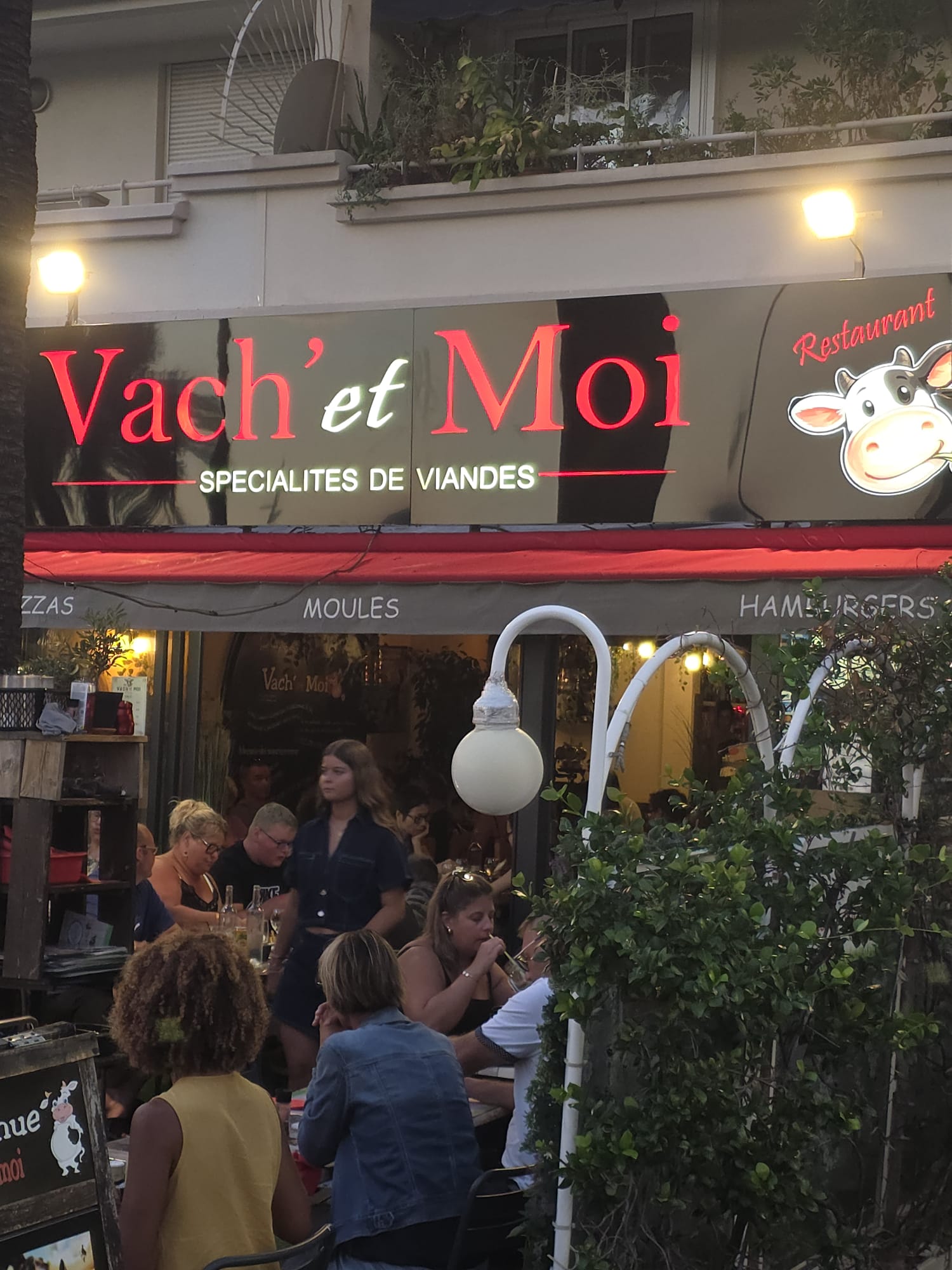 Devanture animée de Vach et Moi à Fréjus